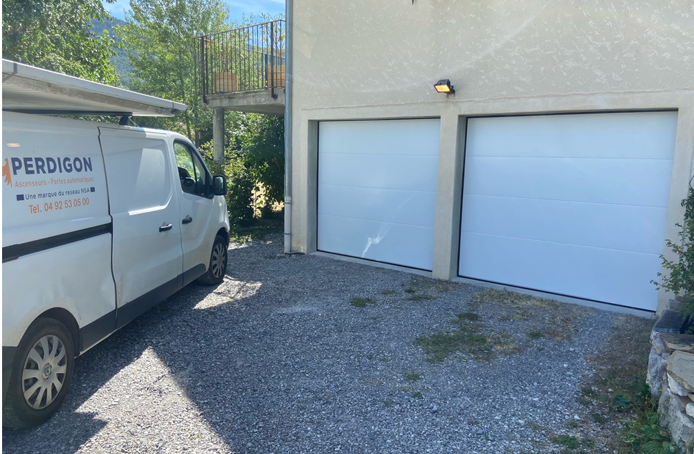 Photographie vue de l'extérieur de l'Installation de portes de garages pour particuliers