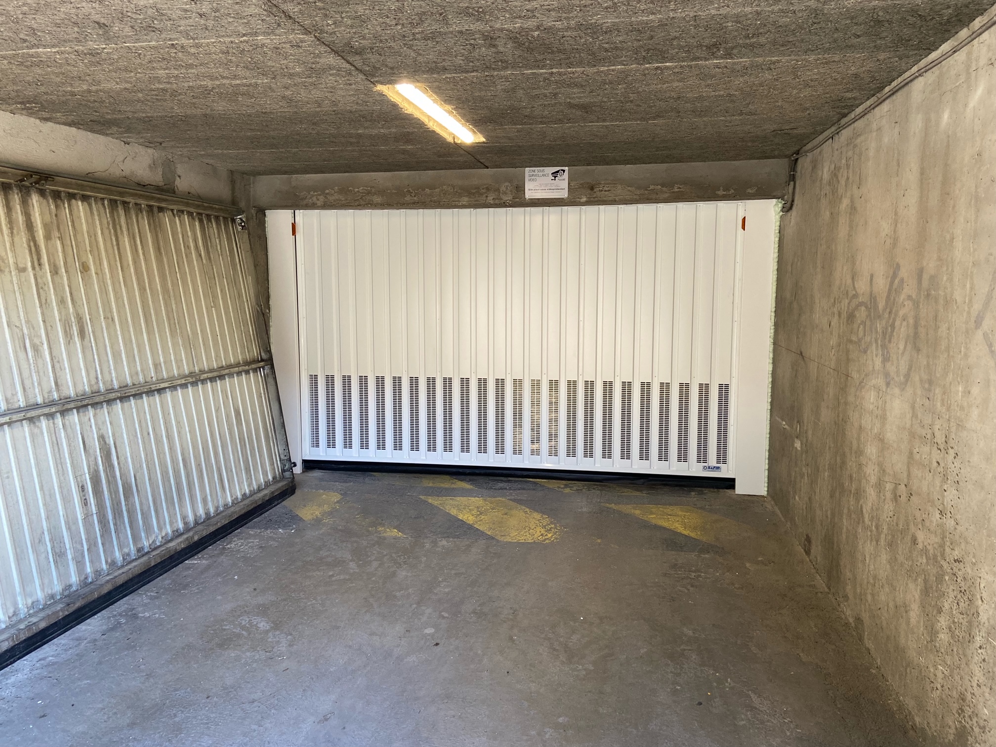 Photographie de l'intérieur d'un garage suite à la Pose d’une porte basculante de parking collectif à Gap