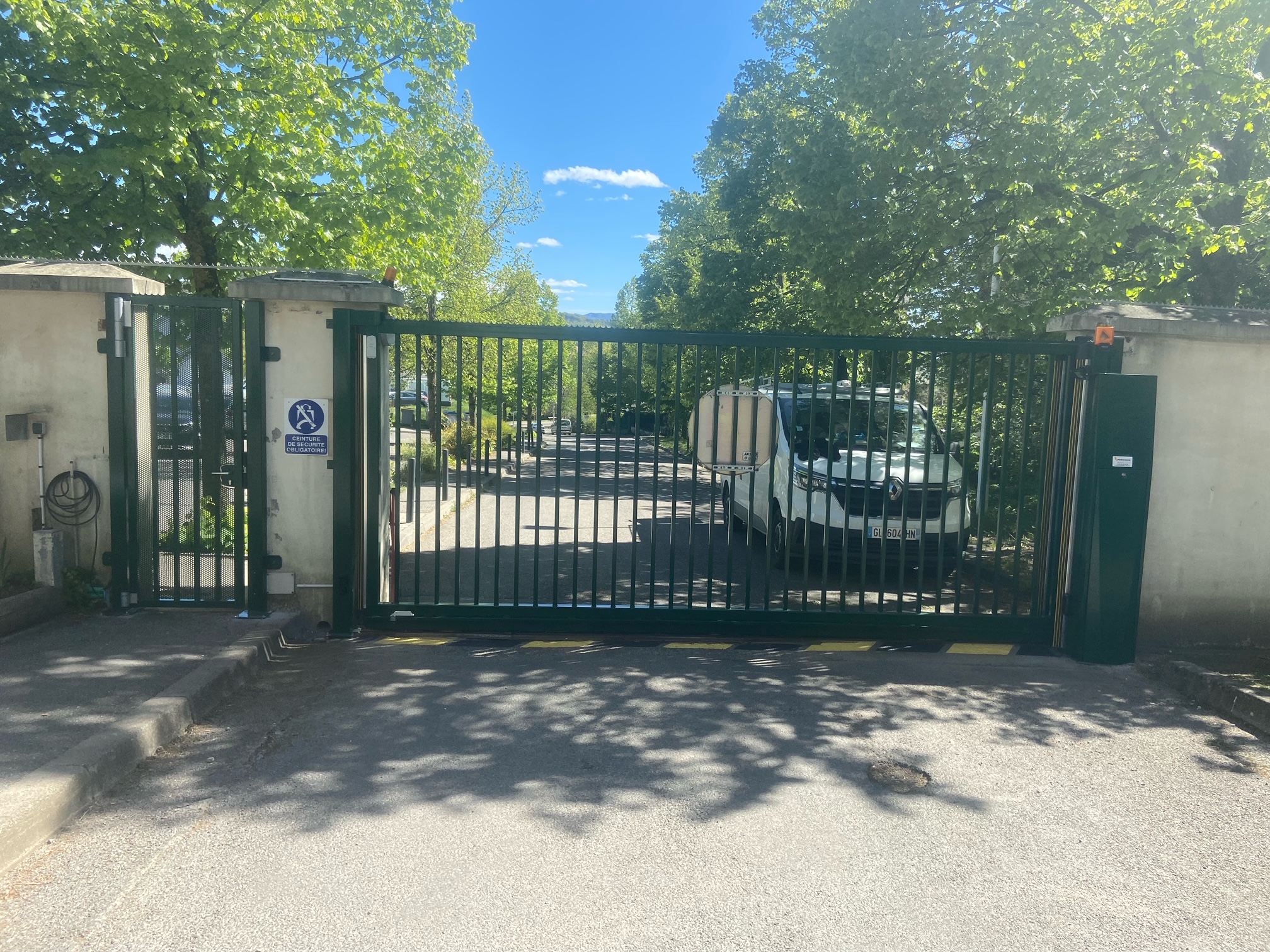 Photographie d'un portail coulissant suite à l'installation d’un portail coulissant avec portillon piéton adjacent dans une Gendarmerie Gapençaise